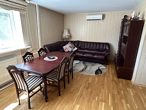 Угловой диван-кровать из кожи, размером 270 × 213 × 95 см. (7 фото из 8)