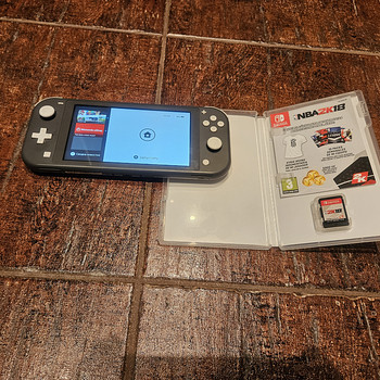 Nintendo Switch Lite + Game