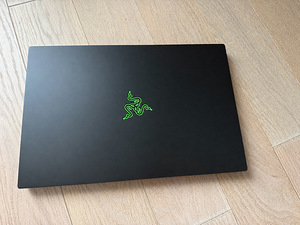 Razer Blade 15: i7-10875H, RTX 2080,16 GB RAM, 1 TB SSD, 4K (2 foto / 2)