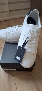 Tommy Hilfiger (1 фото из 6)