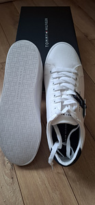 Tommy Hilfiger (2 фото из 6)