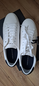 Tommy Hilfiger (3 фото из 6)