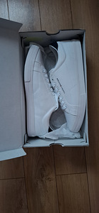 Tommy Hilfiger (5 фото из 6)