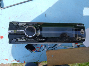 ПРОДАЕТСЯ АВТОМАГНИТОЛА SONY DSX-S100 (2 фото из 3)