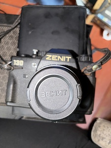 Продавец плёночный фотоаппарат Zenit (1 фото из 4)