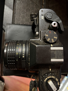 Продавец плёночный фотоаппарат Zenit (2 фото из 4)