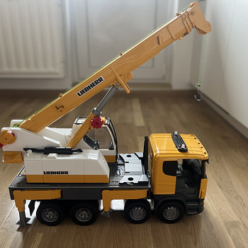 Машинка с краном LIEBHERR