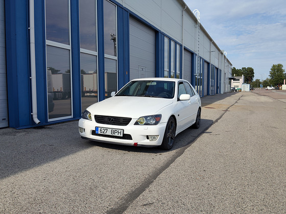 Lexus is200