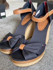 Tommy Hilfiger sandaalid, suurus 39, uued (1 foto / 6)