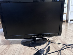 Ära anda 24 tolline arvuti monitor (1 foto / 2)