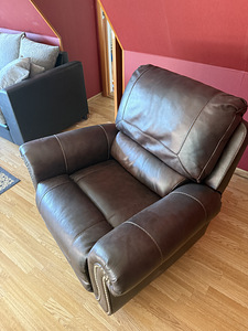 Ashley Colleton recliner tugitool – tumepruun, nahast istumi (1 foto / 5)