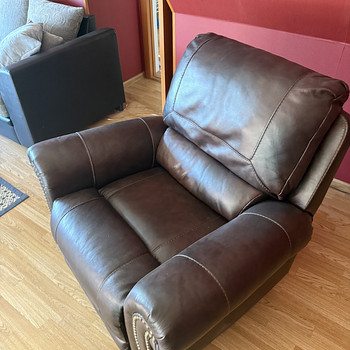 Ashley Colleton recliner tugitool – tumepruun, nahast istumi