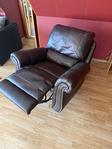 Ashley Colleton recliner tugitool – tumepruun, nahast istumi (2 foto / 5)