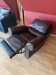 Ashley Colleton recliner tugitool – tumepruun, nahast istumi (3 foto / 5)
