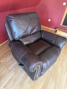 Ashley Colleton recliner tugitool – tumepruun, nahast istumi (4 foto / 5)