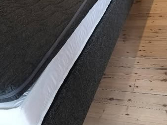 Продаётся кровать 90 × 200 см с матрасом и наматрасником