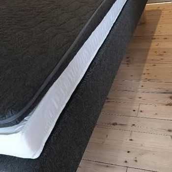 Продаётся кровать 90 × 200 см с матрасом и наматрасником