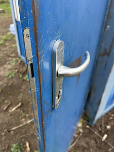 Продаётся бытовка/контейнер с дверью и 3 окнами (9 фото из 10)