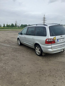 Ford Galaxy (3 фото из 5)