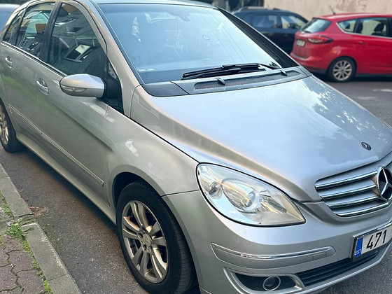 Mercedes-Benz B180