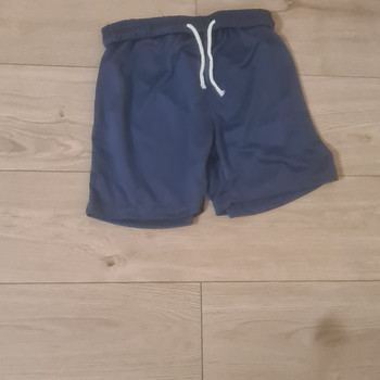 Sinised lühikesed püksid.
