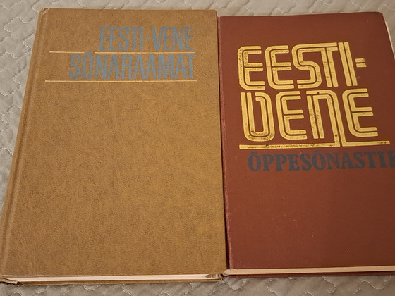 2 eesti-vene sõnaraamatut.