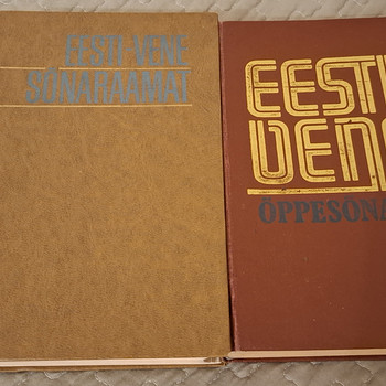 2 eesti-vene sõnaraamatut.
