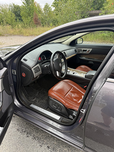 Jaguar XF 4.2 Supercharged V8 (9 фото из 13)