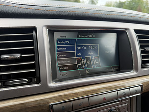 Jaguar XF 4.2 Supercharged V8 (11 фото из 13)