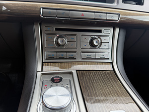 Jaguar XF 4.2 Supercharged V8 (12 фото из 13)