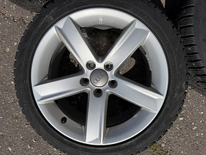 17" оригинальные диски Audi 5x112 + шипованные шины 225/45/17 (8 фото из 8)
