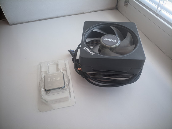 AMD Ryzen 7 3700X + Wraith Prism