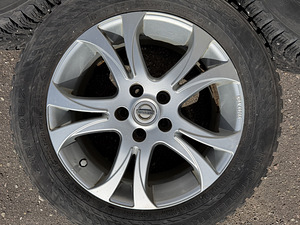 17" оригинальные диски Nissan 5x114,3 + шипованные шины 215/60/17 (5 фото из 8)