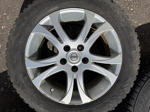 17" оригинальные диски Nissan 5x114,3 + шипованные шины 215/60/17 (6 фото из 8)