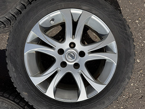 17" оригинальные диски Nissan 5x114,3 + шипованные шины 215/60/17 (7 фото из 8)