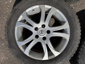 17" оригинальные диски Nissan 5x114,3 + шипованные шины 215/60/17 (8 фото из 8)