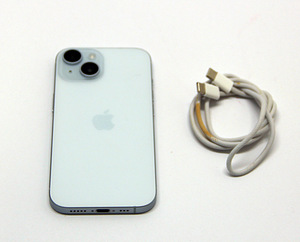 Телефон Apple iPhone 15 128GB (3 фото из 3)