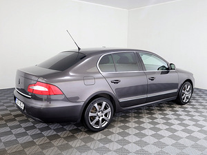 Skoda Superb Highline ATM 2.0 TDI 103kW (3 foto / 8)
