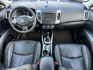 MITSUBISHI OUTLANDER (9 фото из 10)