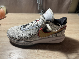 Баскетбольные кроссовки Nike LeBron XX GS (2 фото из 4)
