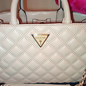Продам шикарную сумку guess.новая.на подошла люблю объемные.