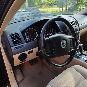 Volkswagen Touareg (9 фото из 15)