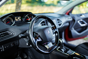 Peugeot 308 (12 фото из 13)