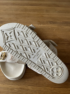 Шлёпанцы Louis Vuitton (2 фото из 4)