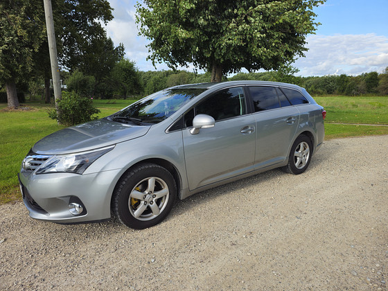 Müün Ukraina registreeringuga Toyota Avensist