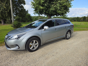 Müün Ukraina registreeringuga Toyota Avensist (1 foto / 15)