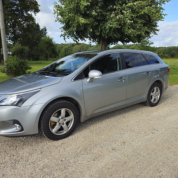 Müün Ukraina registreeringuga Toyota Avensist