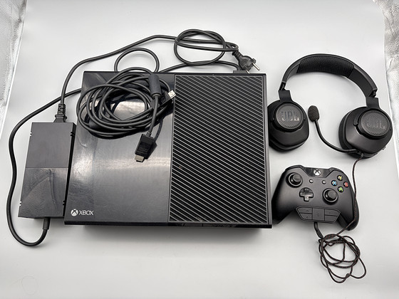 Консоль Xbox One с пультом, наушниками и микрофоном
