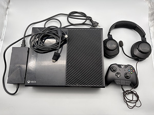 Xbox One konsool puldi, kõrvaklappide ja mikriga (1 foto / 2)