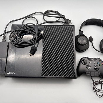 Xbox One konsool puldi, kõrvaklappide ja mikriga